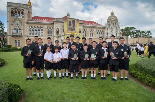 พี่น่านน้ำ กับรางวัลเยาวชนผู้สร้างชื่อเสียงให้ประเทศไทย ในวันเด็กแห่งชาติประจำปี 2560